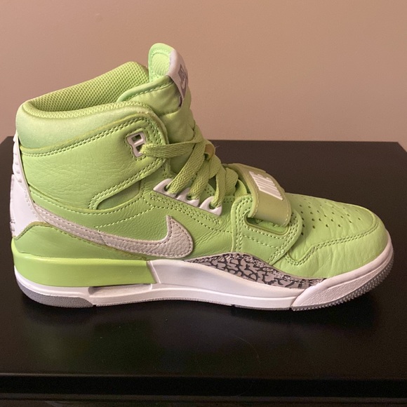 Nike Jordan Air High Top Tennis Shoes - Picture 2 of 4